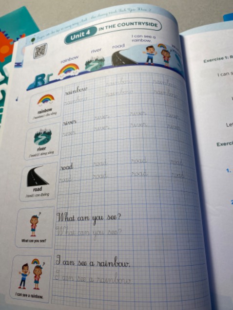 Sách rõ nét, màu sắc bắt mắt, có file nghe khi quét qr. mình rất thích vì phù hợp với trình độ của con. Cảm ơn shop, cảm ơn Tiki đã làm mình tưởng hơn cả tưởng. Hihi.