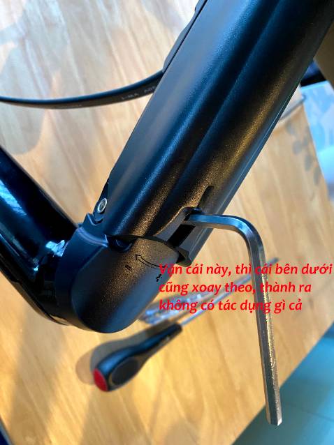 Không thể hạ thấp độ cao, do ốc chỉnh bị lỗi kỹ thuật. Vặn ốc theo hướng dẫn thì cả trụ cũng xoay theo, nên là màn hình cứ cao vống lên. Phải cắm cái que vào để giữ lại. Trông mà chán.

Có thể khắc phục bằng cách nào, hay là phải đổi cái khác ???