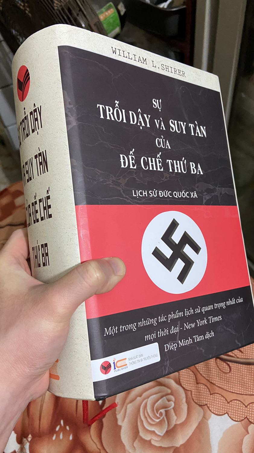 Quyển sách nặng và sẽ rất rất nặng trên tay ai gầy yếu, mỏng manh, cầm lâu sẽ rất mỏi tay. Sách phù hợp cho những ai có sức khỏe tốt để cầm lâu, dân tập thể hình, tăng tính thể lực, thêm mức chịu đựng thông tin - dữ liệu - dữ kiện nhiều cho bộ não. Sẽ cần độ kiên nhẫn rất nhiều để đọc và tìm hiểu hết quyển sách...

Quyển sách dù in xong và nộp lưu chuyển từ năm 2019 nhưng sách vẫn rất mới hỏi móp góc và bụi bám. Sách bìa áo dày dặn cực kỳ tuyệt vời

Sách liên kết gáy và bìa hơi lỏng lẻo khi sức nặng liên kết của 1504 trang sách phải gánh là rất lớn khi cầm, khi vận chuyển, khi để trên kệ một thời gian dài...

Theo mình nghĩ thì Sách in dày vì tách quyển chưa chắc người mua sẽ mua đủ bộ, rồi tính kiểm duyệt tập 1, tập 2 cũng sẽ lằng nhằng không thống nhất, rồi thời gian in xuất bản từng tập có thể sẽ bị hoãn vì các lý do, chi tiết bị cho là mang tính nhạy cảm, tế nhị. 

Tiki giao hàng nhanh. Nhân viên vận chuyển cực kỳ tốt!!!