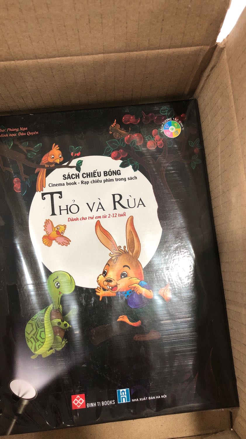 Vừa nhận dc hàng, sản phẩm dc đóng gói đẹp, bìa cứng và chắc chắn, giao hàng nhanh hơn dự kiến.