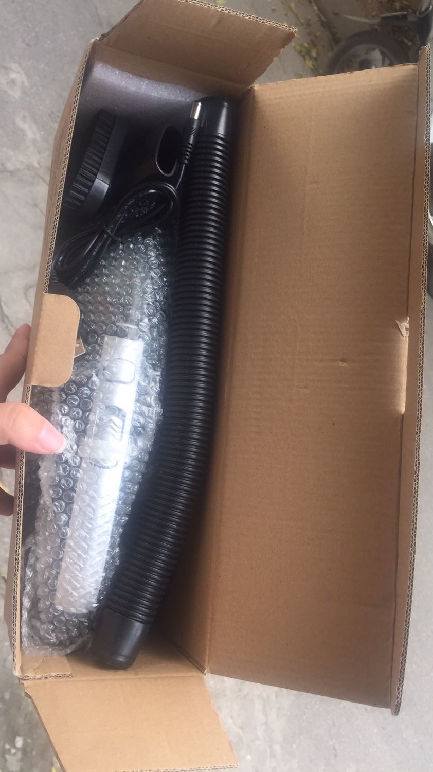 Mới vừa nhận hàng của shop xong á, đúng là Tiki now giao nhanh thật sự, chưa đến 2h đã gọi giao hàng ^^ Thấy loại máy hút bụi này trên thị trường nhiều người bán quá mà không có biết đâu là hàng real á, nhận hàng thì trước tiên đập zô mắt là backage sản phẩm rất tốt, hộp đựng chính hãng của Damas nhà bán, có đầy đủ hướng dẫn sử dụng tiếng Anh và tiếng Việt. Máy hút rất khỏe, được kèm khá nhiều đầu hút đi kèm sản phẩm, có thể hút được mấy cái chỗ nhỏ nhỏ như kiểu bán phím chuột hay mấy góc cửa sổ á ^^ À shop bảo hành điện tử thì phải, vì có thấy phiếu bảo hành sản phẩm đi kèm, quét mã QR zô là nhập thông tin kích hoạt bảo hành là xong, có giấy chăm sóc khách hàng nữa, quét mã QR là ra *** của shop. Công nhận là khâu chăm sóc khách hàng của shop làm rất tận tình, uy tín thật sự đó. Feedback cho shop 5* để nhiều người có thể nhìn được feedback của mình biết đến shop mua hàng chính hãng ạ