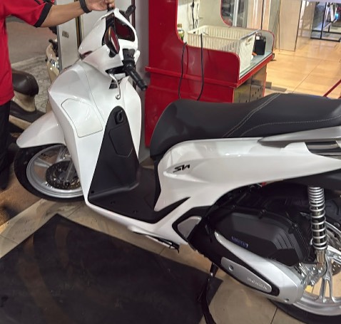 Tất tần tật trải nghiệm mua xe máy online trên Tiki – Visacoop Cộng Hoà

1. Ấn tượng ban đầu: 

Đây là lần đầu mình mua xe máy online trên Tiki, và cũng là lần đầu tự đứng ra xử lý toàn bộ quy trình mua xe. Thành thật mà nói, trước đó mình vẫn nghĩ mua xe máy phải ra HEAD ngồi chờ, hỏi giá, so sánh từng chỗ, rồi giấy tờ lỉnh kỉnh khá mệt.

Nhưng trải nghiệm lần này khiến mình thay đổi hoàn toàn góc nhìn về việc mua xe online. Quy trình rõ ràng, minh bạch, có người hỗ trợ xuyên suốt nên không có cảm giác “mua đại trên mạng rồi tự bơi”.

2. Giá bán: Cạnh tranh thật sự!

Giá xe bên Visacoop trên Tiki thực sự cạnh tranh so với nhiều HEAD trong khu vực trung tâm Q3, Q4, Q10 mà mình có tham khảo.

Dù phải đi xa hơn một chút để nhận xe, nhưng tính tổng thể thì vẫn rất đáng. Với mình, chênh lệch giá đủ để bỏ thêm chút công di chuyển.

3. Chính sách khuyến mãi: Vừa đủ để xuống tiền

Bên Visacoop không quảng cáo tặng quà nhiều. Không combo phụ kiện, cũng không ép mua thêm gói dịch vụ khác

Hô  trợ những thứ cơ bản và hợp lý. Ví dụ như bơm sẵn 0.5 lít xăng để mình chạy ra cây xăng đổ tiếp. Nghe nhỏ nhưng thực tế lại rất thực dụng. So với một số HEAD khác chỉ quảng cáo “tặng 1 lít xăng" và... hết, mình thấy cách làm này thực tế hơn nhiều. Bên cạnh đón còn có rút thăm may mắn Tết nữa.

4. Dịch vụ chăm sóc khách hàng: Điểm cộng lớn nhất

CSKH online của Visacoop thực sự khác biệt. Phản hồi nhanh, tư vấn rõ ràng, không hời hợt.

Mr. Lâm – nhân viên bán hàng cũng rất niềm nở. Dù mình mua xe hoàn toàn qua kênh online, không mua thêm phụ kiện hay dịch vụ gì kèm theo, nhưng anh vẫn hỗ trợ rất nhiệt tình.

Từ khâu:
	•	Xác nhận đơn
	•	Thanh toán
	•	Hướng dẫn bấm biển số
	•	Hỗ trợ làm dịch vụ công đóng thuế phí trước bạ

Tất cả đều được hướng dẫn chi tiết, không bị bỏ rơi ở bất kỳ bước nào. Kể cả mình lên giao thông làm biển làm khung, gọi là Mr Lâm vẫn hướng dẫn chọn khung cho đúng xe mình. 

5. Tốc độ xử lý hồ sơ: Nhanh hơn kỳ vọng

Điều mình ấn tượng nhất là thời gian hoàn tất thủ tục.
- Ngày 1: Hoàn tất mua xe và xử lý hồ sơ, đóng thuế, phí.
- Ngày 2: Nộp hồ sơ và nhận biển số.
- Ngày 3: Bên giao thông hẹn lấy cà vẹt xe.

So với trước đây đi mua xe cùng gia đình, thường phải mất 5–7 ngày (nhanh lắm mới xong), thì lần này tốc độ gần như gấp đôi.

Lần đầu tự đi làm mọi thứ một mình mà lại nhanh và gọn đến vậy, cảm giác khá bất ngờ.

6. Cảm xúc cá nhân: Từ lo lắng đến hài lòng

Trước khi mua, mình có chút hoài nghi về việc mua xe online. Xe máy không phải món hàng nhỏ, lại liên quan nhiều giấy tờ pháp lý.

Nhưng sau trải nghiệm này, mình thấy nếu quy trình rõ ràng và có người hỗ trợ chuyên nghiệp thì mua online thậm chí còn đỡ áp lực hơn ra HEAD truyền thống.

Không phải ngồi mặc cả, không phải nghe tư vấn ép mua thêm, không mất nhiều ngày chờ đợi.

⸻

Kết: Nếu đang cân nhắc mua xe máy online, đặc biệt qua Tiki và hệ thống Visacoop, thì đây là một lựa chọn đáng cân nhắc:
	•	Giá cạnh tranh thực tế
	•	Quy trình minh bạch
	•	CSKH hỗ trợ xuyên suốt
	•	Thời gian ra biển và nhận cà vẹt rất nhanh

Với cá nhân mình, đây là một trải nghiệm vượt kỳ vọng. Và sau lần này, mình không còn e ngại việc mua xe máy online nữa. 

Còn về xe thì chỉ review nhanh: màu trắng rất đẹp, trẻ trung, mặt đồng hồ mới cũng hiện đại nữa.