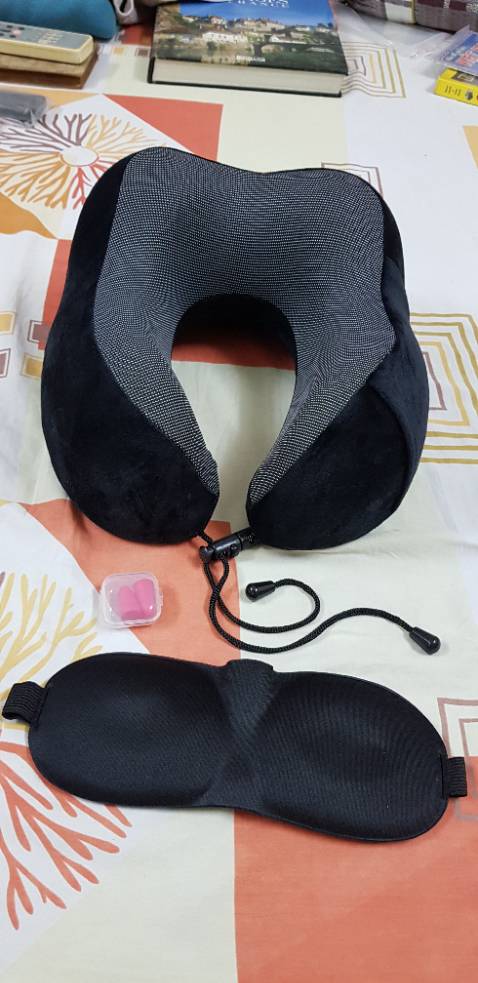 Gối màu đen, êm, đàn hồi, đeo dễ chịu.Có kính vải che mắt và bộ 2 nút tai. Có bao đựng gối.Nhà bán giao hàng sớm 1 ngày.