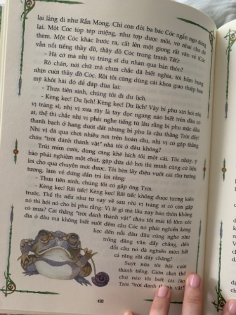 Phong cách viết phù hợp với ngày xưa nhưng so với bây giờ mình thấy bị chõi, nhất là các gia đình trẻ hiện đại có con cái làm quen với văn hoá tây phương thì đọc sách này ko hiểu gì vì từ ngữ rất "kiếm hiệp", khi mình đọc cho con mình phải tóm tắt nội dung và thay đổi từ ngữ cho dễ hiểu và con mình cũng khá sốc khi mở đầu truyện đã có nhân vật chết oan chỉ vì chú dế Mèn (bé 6t) Mặc dù tựa sách nghe rất hấp dẫn cho trẻ nhỏ, cá nhân mình thấy sách này người lớn đọc hợp hơn hoặc dành cho trẻ 9+ với vốn tiếng Việt phong phú.
Bên cạnh đó thì minh hoạ tuyệt vời, lý do mình mua sách vì minh hoạ là chính.