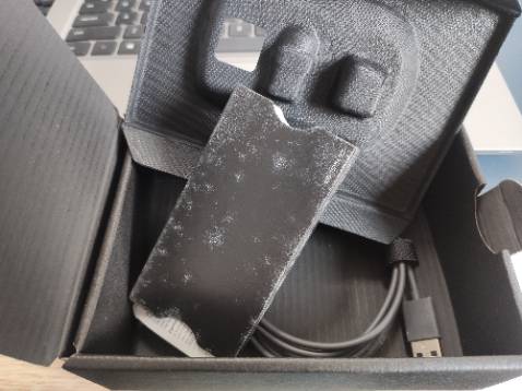 Giao hàng của TikiNow rất nhanh và chu đáo với cách đóng gói sản phẩm. 
Tuy nhiên mình cảm thấy nhà cung cấp bảo quản sản phẩm chưa tốt, có dấu hiệu ẩm mốc ở bên trong hộp, cáp và tờ HDSD bị lên mốc trắng, có 2 vết trầy xước bên trên thân chuột, khá là lăn tăn, có lẽ do sản phẩm sản xuất từ 2022.