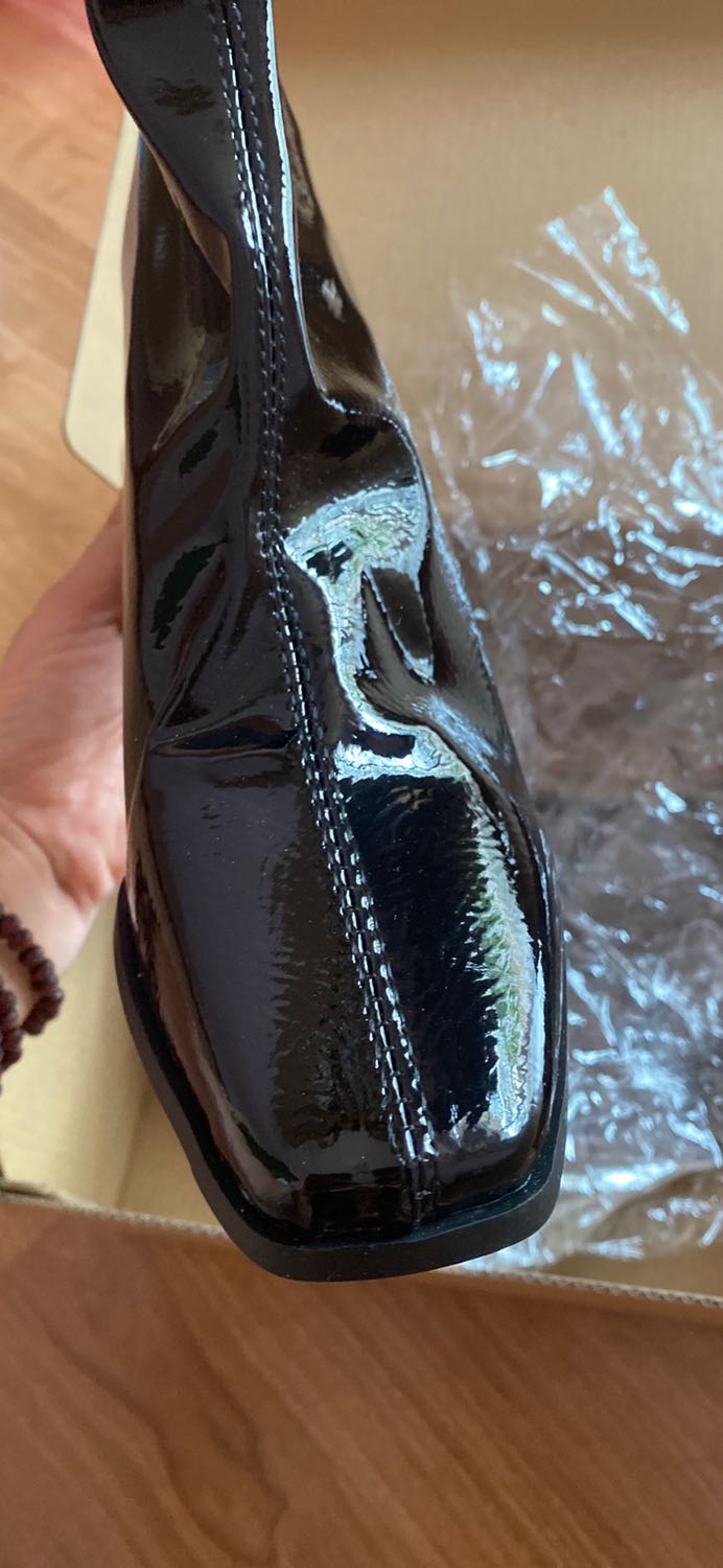 giày đẹp chất quá là ok gót vuông đi k đau chân
k có khoa mua to hơn 1 size đi vào dễ hơn