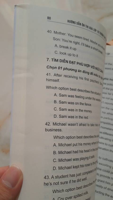 Sách in ấn tốt, bìa đẹp tuy còn một số phần của sách bị nhăn nhẹ trong quá trình di chuyển (chấp nhận được). Nội dung còn thiếu các dạng câu hỏi tự luận thường có trong các để thi chuyên như word form, rewrite, v.v.