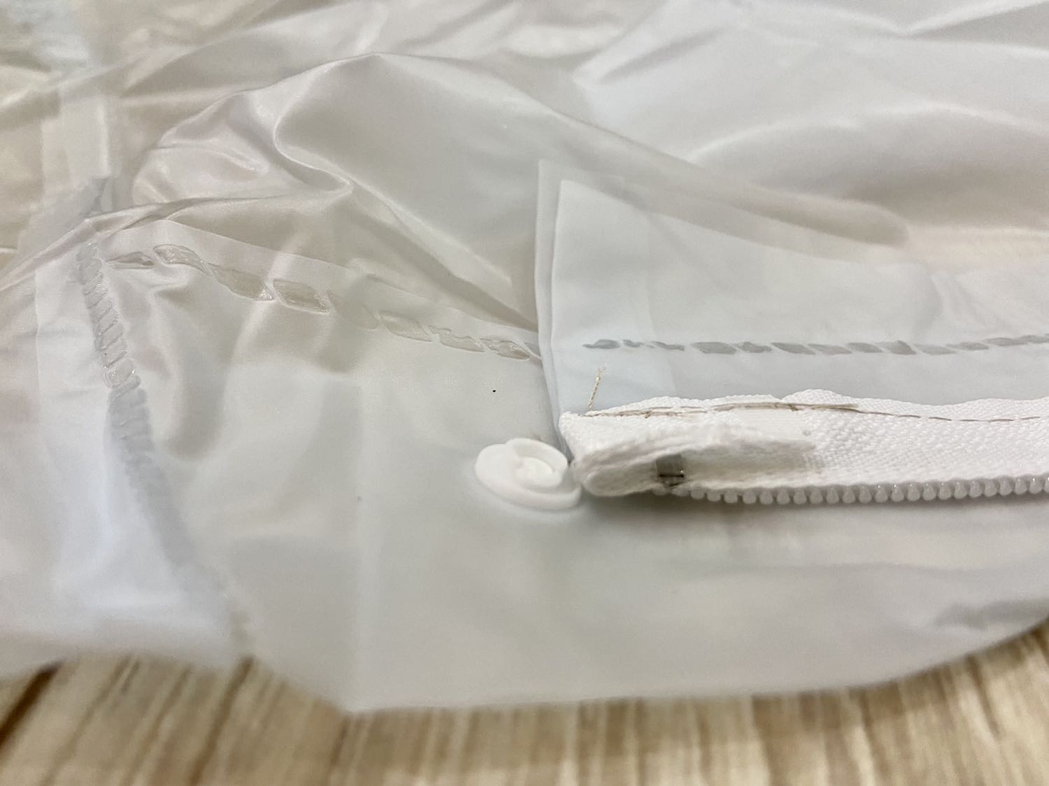 Thiết kế đẹp, chất liệu nhựa tốt, giá hợp lý, rất đáng mua. Mình xui quá, cái nút trên cùng bị hư, coi như ko xài được vì hở cổ quá rộng.