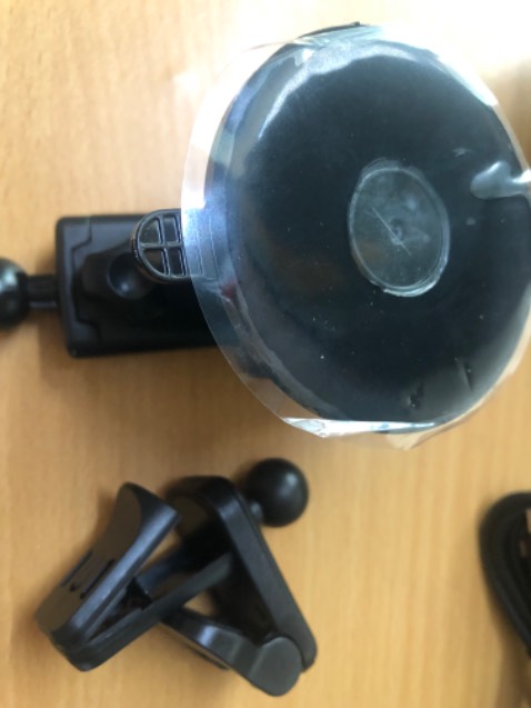 Sử dụng tiện lợi kèm sạc không dây. Điểm cộng shop tặng kèm đế hít