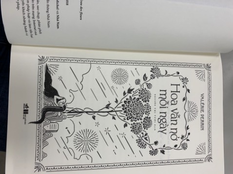 Cuộc đời của một nhân viên gác chắn nơi ga xép với những chuyến tàu nhỏ mỗi ngày đến rồi đi hay của một người quản trang tại nghĩa trang tỉnh lẻ chuyên đón nhận người chết và chăm sóc các phần mộ tưởng chừng chỉ gắn chặt với mất mát, buồn đau, rồi úa tàn dần theo năm tháng. Nhưng sự sống là mầu nhiệm, hy vọng vẫn còn đó, hạnh phúc lại có dịp được hồi sinh khi hoa kia được thay nước, khi chính con người vẫn tin vào cuộc đời.
Cuộc đời rồi sẽ tốt đẹp như những bông hoa vẫn nở mỗi ngày