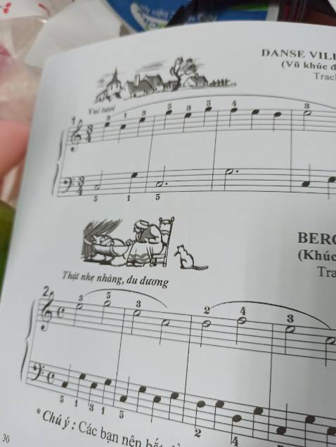 Sách có bìa lò xo mở rất tiện,giấy dày dặn nhưng chất lượng in thì không xứng giá tiền chút nào, hình ảnh khá nhòe nhìn rất khó chịu