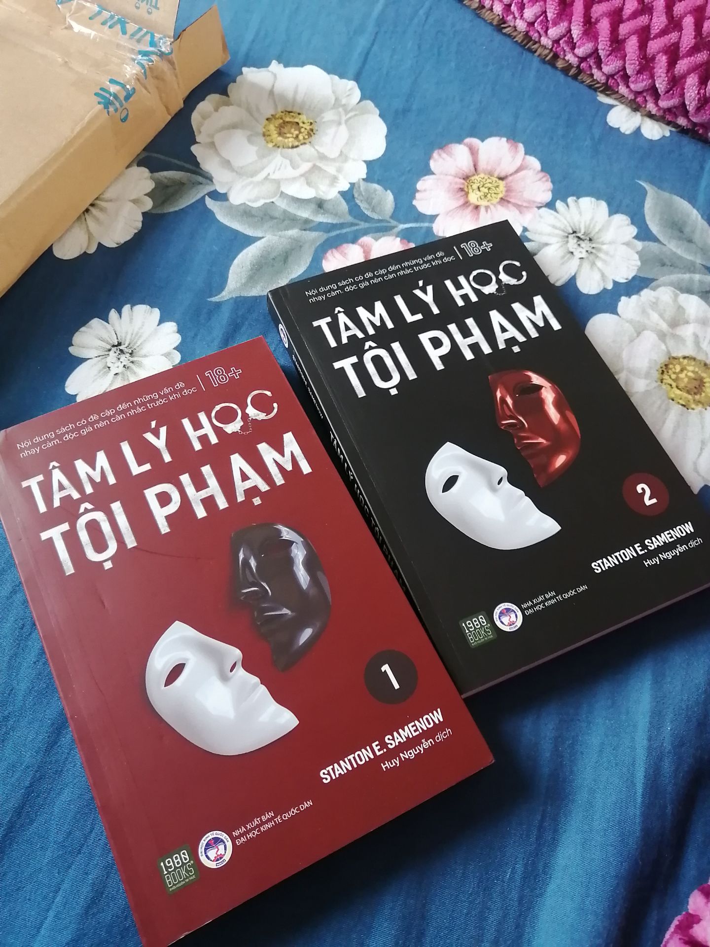 Mình luôn ưng dịch vụ vận chuyển của Tiki nhất vì lúc nào cũng đúng hẹn. Tuy nhiên khi mở hàng thì có hơi thất vọng chút vì phần gáy sách đã bị móp mặc dù đã được bọc thêm 1 lớp giấy bóng cẩn thận bên trong rồi.
Về nội dung: 2 tập sách là sự phân tích tỉ mỉ của Tiến sĩ Samenow về những chuyển biến tâm lý có thể để hình thành nên 1 kẻ tội phạm. Tác giả đi sâu vào phân tích và mổ xẻ theo chiều dọc của vấn đề, đưa đến những phân tích kỹ nhất những biểu hiện rõ rệt của những kẻ tội phạm. Qua 2 tập sách, người đọc sẽ có được những cái nhìn sâu sắc về chân dung những kẻ tội phạm không kể hình dáng, tuổi tác hay vị trí địa lý.
Vì tác giả phân tích theo chiều dọc nên chi tiết về các vụ phạm tội có thể không được tả kĩ, các bạn có thể tìm đọc thêm cuốn "Tâm lý học tội phạm - Phác thảo chân dung kẻ phạm tội" để thỏa mãn những câu chuyện tội phạm được kể theo chiều ngang, từ đó sẽ có những cái nhìn toàn cảnh hơn.
