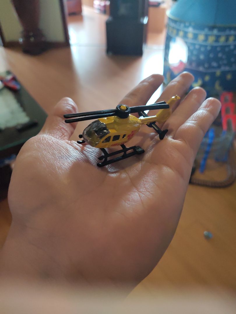 Máy bay quá nhỏ so với tưởng tượng khi xem ảnh chụp của shop. Quá tí hon.