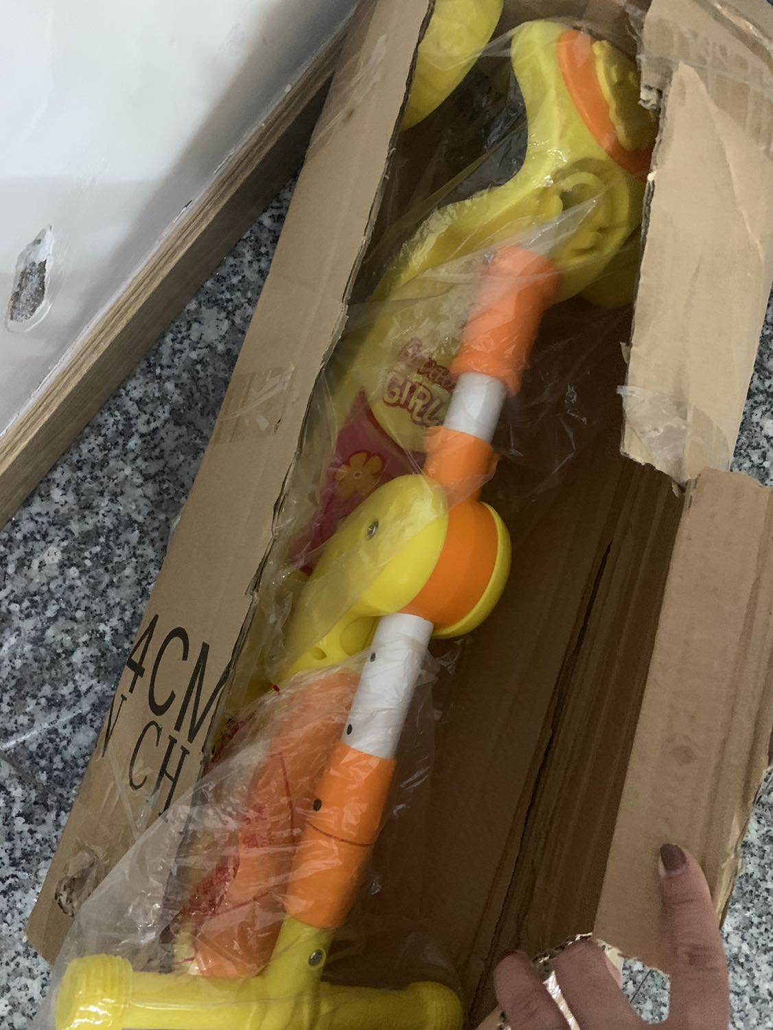 Đặt màu hồng lại giao màu vàng mà không hỏi ý khách. Mình muốn trả lại hàng thì liên hệ như thế nào?