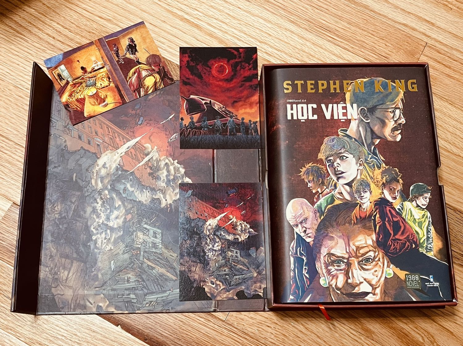 Mình mua phiên bản đặc biệt nên rất là thích! Bìa cứng thêm hộp đựng nữa nhìn rất là thích và đặc biệt. Chỉ có điều là dưới đáy hộp có 1 chỗ bị rách. Tuy hơi tiếc vì ko được hoàn hảo hết 100% nhưng mọi thứ còn lại thì rất tuyệt nên vẫn cho 5 sao nhé!