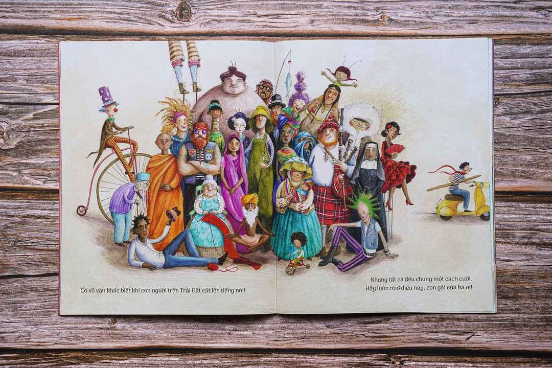 Cuốn sách là lời thủ thỉ tâm tình. Tất cả những điều nhỏ bé xung quanh được tạo ra để chờ con khám phá, nhưng hãy chầm chậm thôi nhé. Là mùi hạt tiêu xộc từ căn bếp, là những điều tưởng tượng từ vỏ hạt dẻ. Là những cảm xúc đỏ au như táo chín hay trắng xốp như mây. Là vô vàn khác biệt khi con người cất tiếng nói nhưng đều chung một cách cười.