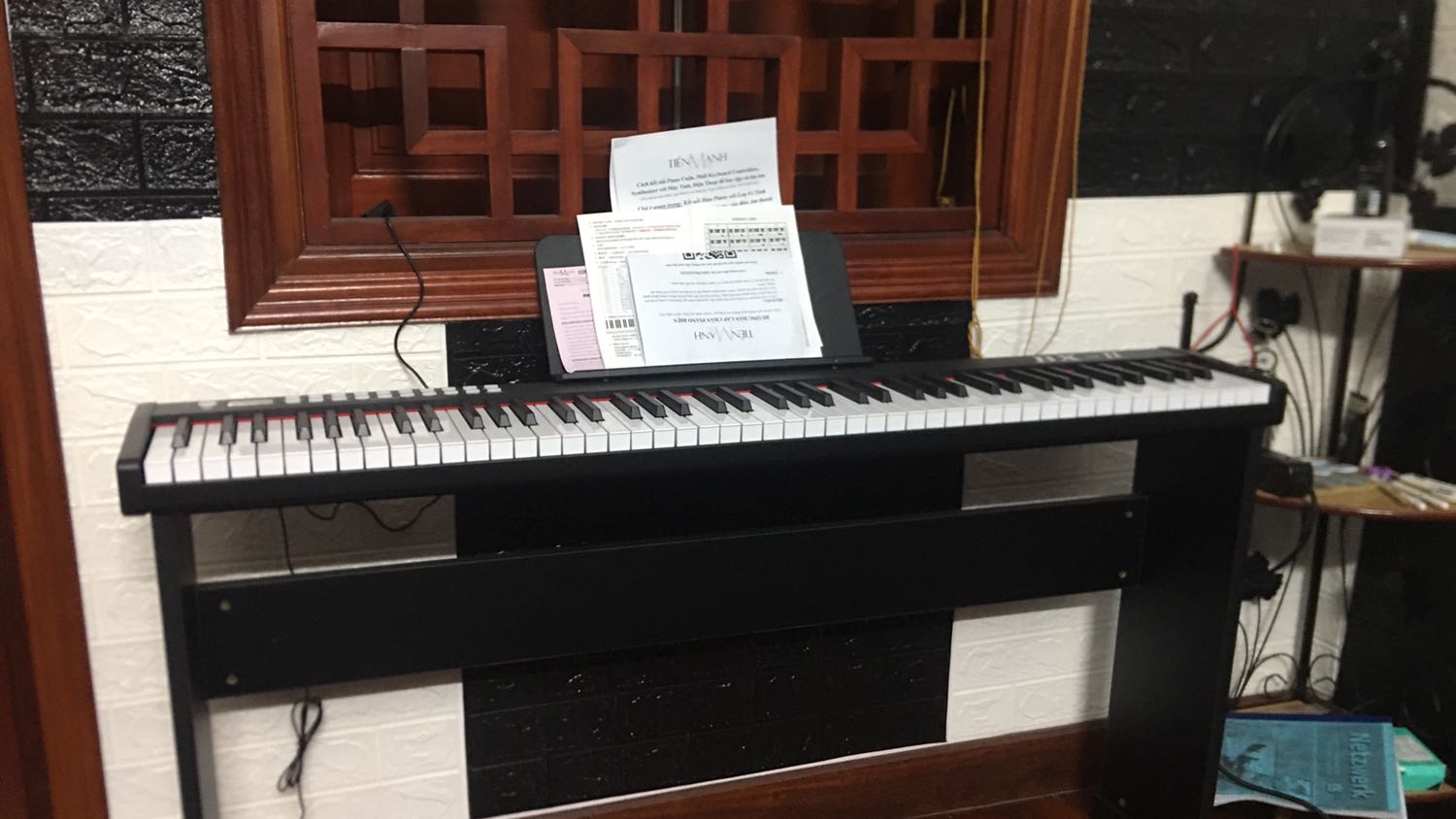 Được hơn 1 tháng rồi kể từ khi nhận được, âm thanh nghe rất ổn, hoạt động rất tốt. Đóng gói rất chắc chắn đảm bảo. Kệ để đàn xây nhanh, dễ. Nói chung là rất hài lòng. Cám ơn shop.