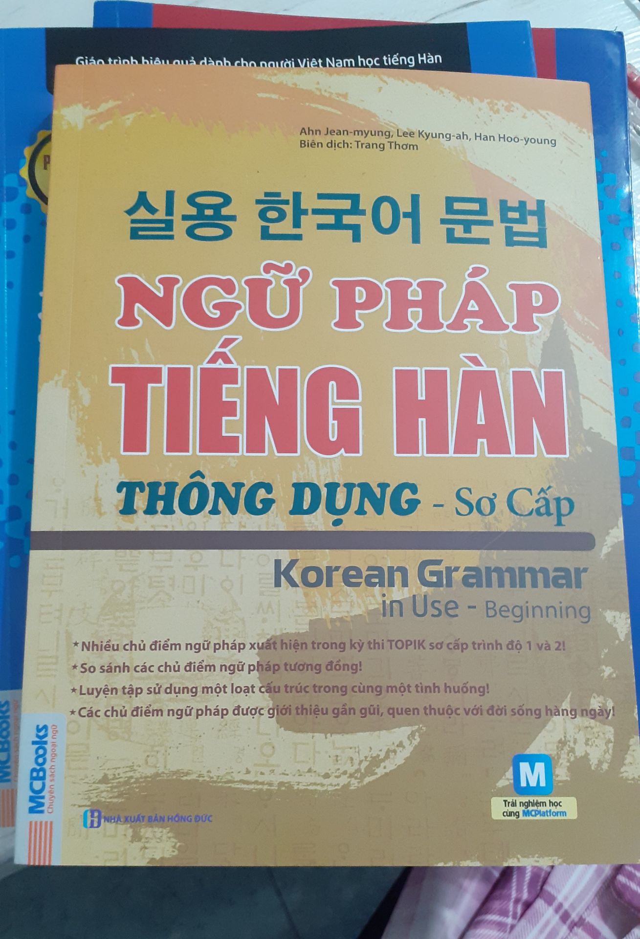hàng đến nhanh hơn dự kiến ạ. Sách đẹp lắm nha, ban đầu tớ thấy đóng gói hơi sơ xài một chút xíu nhưng may mà chúng k s. Sách giải thik khá kĩ về phần ngữ pháp và  đều đc vt =tiếng Việt hết ạ. Các vd, cách trình bày trong sách cx dễ hiểu nx. Túm cái quần lại là lên mua ha. rồi, đánh giá sương sương v hoy. Chúc các bn học tốt!! Cố lên nha!!
