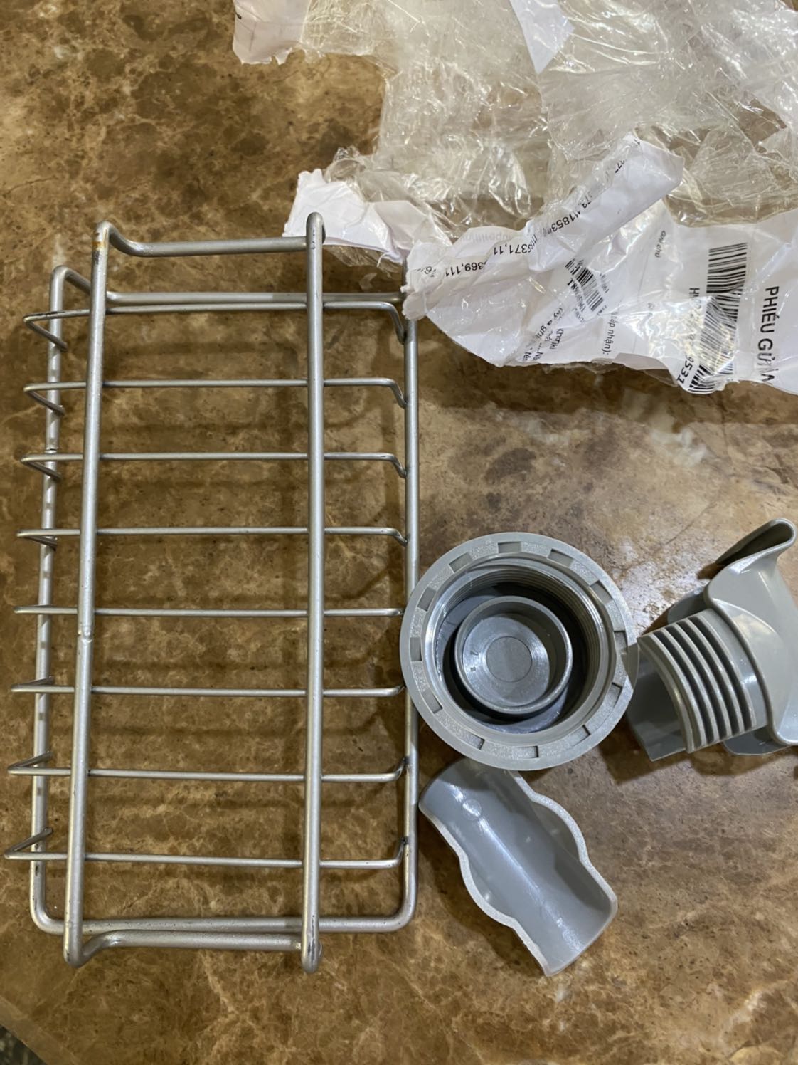 Hàng giao méo mó rỉ sét, trầy xước sơn và không phải là inox như hình ảnh