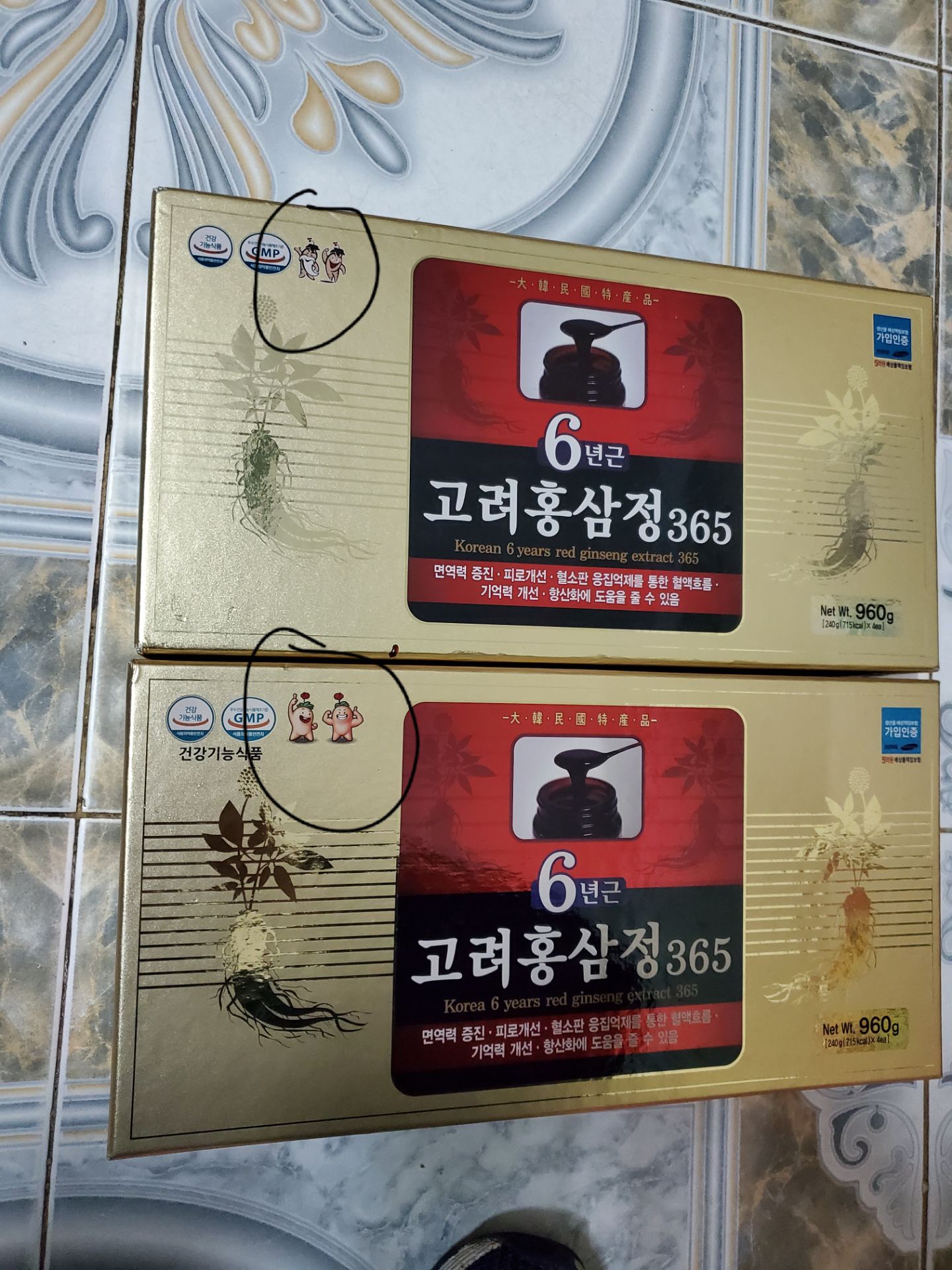 chất lượng k biết thế nào, nhưng bao bì thì khác so với hàng người nhà mình gửi trực tiếp bên hàn về, ở trên là hàng người nhà mình gửi về, có tem mác và bao bì khác so với hàng của shop, hàng của shop k có tem ở hộp, tem ở lọ cũng dán sơ sài có thể bóc ra dán lại mà k để lại dấu keo như tem hàng bên hàn gửi về, trong ảnh ở trên là hàng hàn, còn ở dưới là hàng shop.