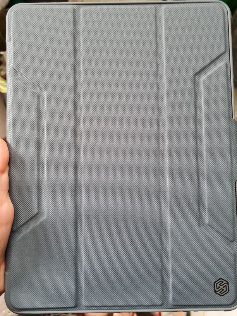 Bao da đẹp và vừa vặn. Tuy nhiên phần mô tả có nói tặng kèm bộ dán màn hình từ tính nhưng mình không thấy?