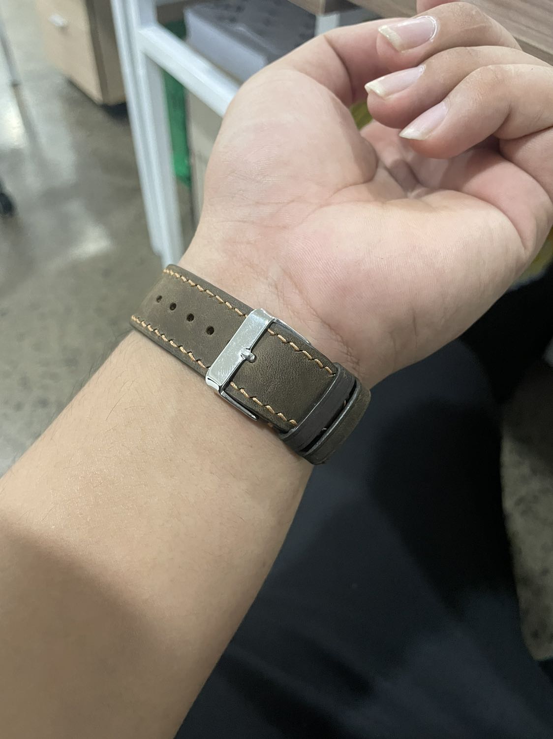 Dây tốt, đẹp, nhưng khá ngắn so với cổ tay to nam, ngắn hơn dây hãng khá nhiều:(( hơi buồn