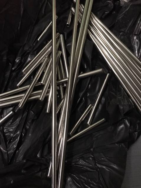 Chất liệu nhựa và inox. Kệ có 5 ngăn, mỗi ngăn để được 2 đôi dép hoặc 2 đôi giày.
màu đen lịch sự - giá khá rẻ mà lại bền, nên mua 2 chiếc, về dùng vẫn thoải mái. dùng lâu lâu rồi mình mới nhận xét - Sản phẩm nhìn chung tiện, mỏng nhẹ. nên là bạn nào mà muốn to chắc chắn hơn thì nên mua hàng gỗ nhé! còn loại này thì chỉ để giày cá nhân hoặc 2 người thôi, chứ để 3 người thì hơi chật - mua cho phòng trọ dùng là ok!!