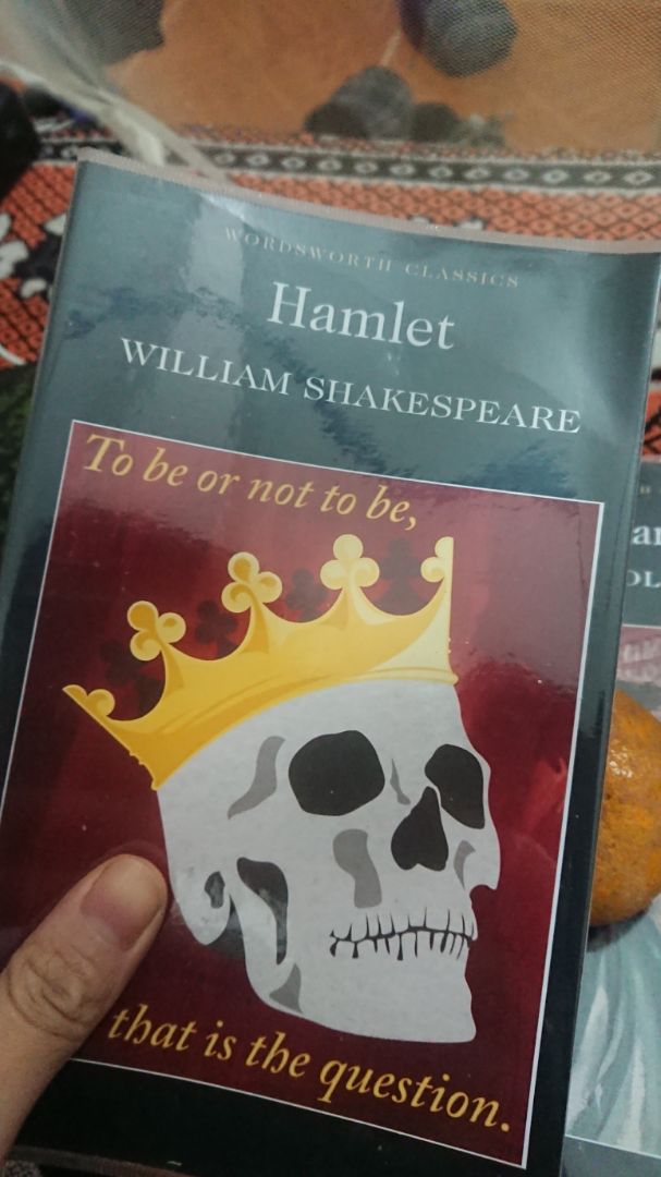 sách mới, giấy in chất lượng tốt, giao hàng nhanh.
mình thấy có khá nhiều từ cổ trong sách, nhiều chú thích dẫn giải, nhưng trên tất cả đây là một quyển sách mình rất thích, đọc có cái thú sướng sướng khó tả bằng lời á