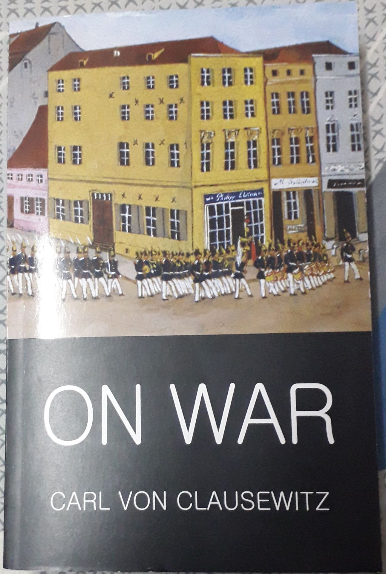 Đây là bản dịch cũ năm 1873 của Đại tá J. J. Graham và chỉnh sửa bởi F. N. Maude, không phải là bản dịch tốt nhất của O. J. M. Jolles năm 1943. Bản dịch của Jolles mới dịch sát nghĩa nhất so với Graham. Thậm chí bản dịch này còn không bằng bản dịch hiện đại năm 1976 của Howard và Paret, mặc dù bản dịch đó cũng không sánh được với bản dịch của Jolles. Hơn nữa, phiên bản này đã rút gọn và loại bỏ khá nhiều ghi chép của Clausewitz ở quyển 5 và 7. Nếu ai muốn đọc tóm tắt các sách lược của Clausewitz thì cuốn sách này vẫn hữu ích, nhưng ai nghiêm túc thì phải đọc bản dịch của Jolles hay Howard/Paret.
