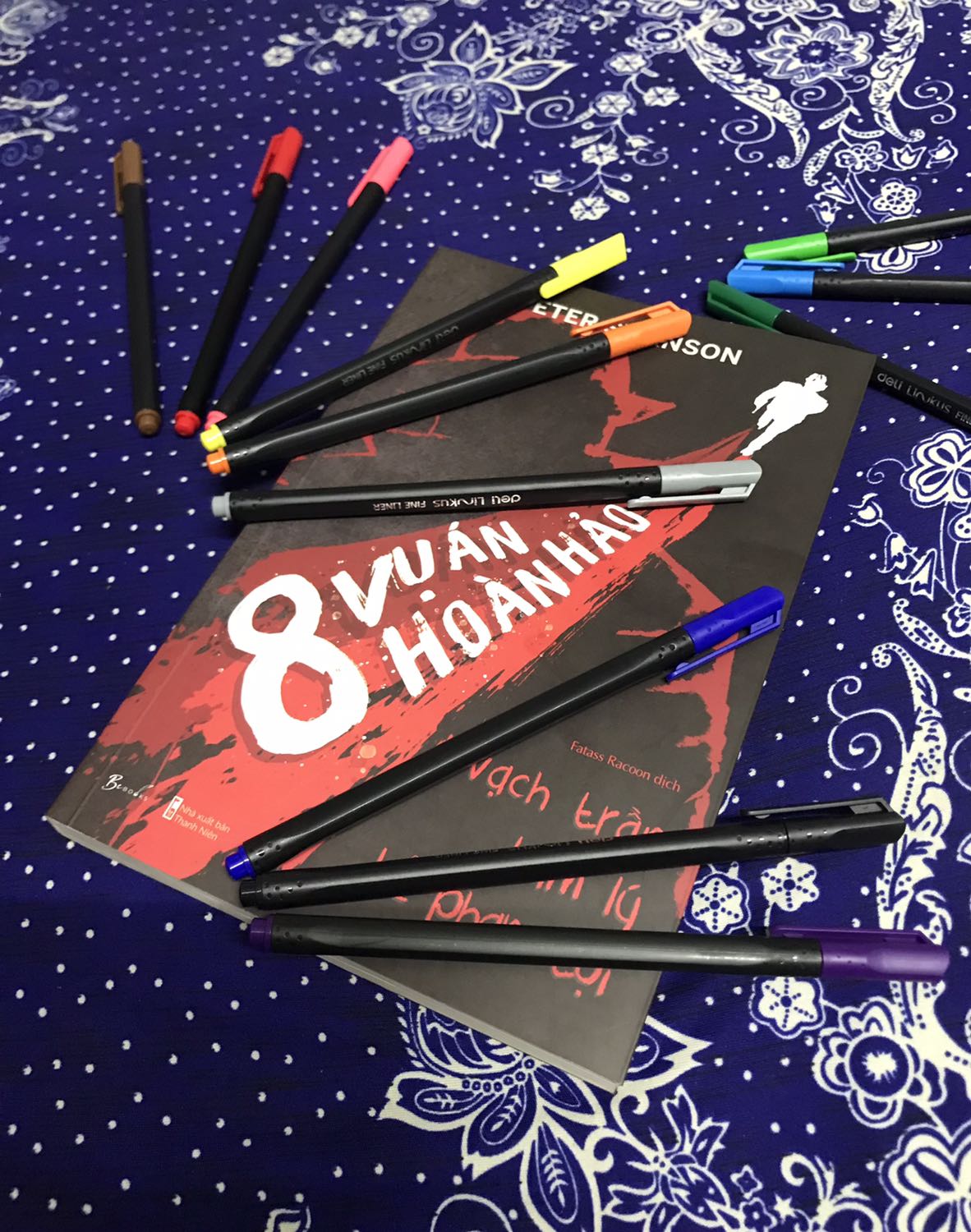 Các bạn ơi, đừng nhầm tựa cuốn sách “8 Vụ Án Hoàn Hảo” là 1 tuyển tập gồm 8 câu chuyện ngắn về 8 vụ án nhé. Nó đích thực là 1 cuốn tiểu thuyết trinh thám liền mạch, dầy khoảng 300 trang với những tình tiết xoắn giật, căng thẳng và vô cùng hấp dẫn.

Các bạn nên cân nhắc trước khi đọc cuốn sách này, vì nó có khả năng spoil các tựa sách khác, chẳng hạn: Sát Nhân A.B.C (Agatha Christie), Vụ Ám Sát Ông Roger Ackroyd (Agatha Christie), Người Lạ Trên Tàu (Patricia Highsmith), Khoản Bồi Thường Gấp Đôi (James M. Cain)…

Đây là một cuốn tiểu thuyết trinh thám với cốt truyện mới lạ, thú vị. Mạch truyện tương đối chậm, không quá rối rắm phức tạp, nhưng đủ để ghìm bạn không thể đọc nhanh được. Bạn thực sự cần những khoảng lặng để suy ngẫm, đánh giá, phán đoán, sàng lọc các tình tiết gợi mở mà tác giả cài cắm rất khéo léo trong sách, cốt để tìm ra sự thật trước cả khi tác giả bật mí. 

À mà thôi, đọc nhanh hay đọc chậm, qua loa hay tỉ mỉ, lật tới hay lật lui…. thì bạn cũng chẳng đoán được hung thủ đâu. Một cú plot twist ngoạn mục đủ sức vo viên các kiến thức thặng dư về trinh thám của các bạn thành con số KHÔNG tròn trĩnh.

Tiki ship đúng hẹn. Sách mới nguyên seal, đóng gói không có xốp chống sốc nhưng sách không bị ảnh hưởng.