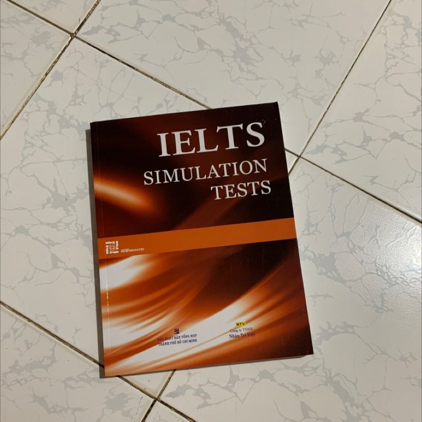 Đáng mua nha, bài nghe khó hơn các đề nghe ra thi IELTS hiện hành nhưng luyện nghe xong cuốn này rồi thì 7.0 trở lên trong tầm tay