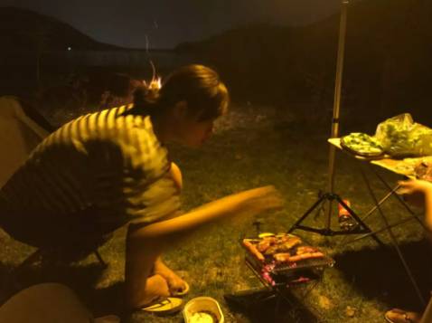 Bếp như video của shop, nếu đi camping dùng này là best choice thật sự vì khá gọn và nướng đủ ăn đủ người, dùng tầm 5 6 người vẫn khỏe, đảm bảo tiêu chí gọn, nhẹ, mang dễ và nướng vừa đủ, chứ nâng con cao hơn sợ hơi nặng thật vì shop tư vấn nên mua con này thay vì con cao giá hơn. 10đ cho hài lòng.