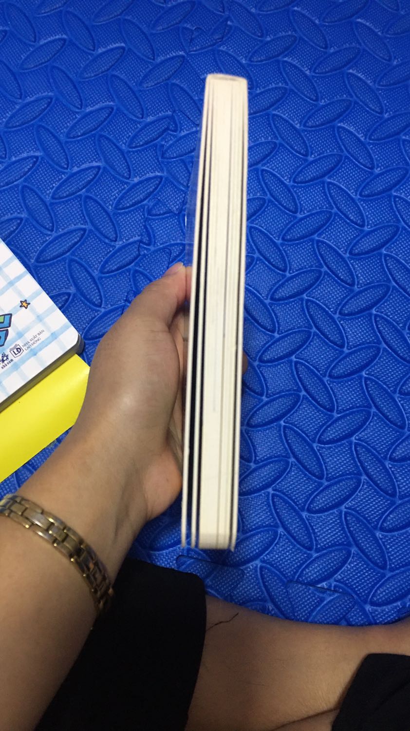 Sách khổ nhỏ. Bìa cứng, dày
In màu bắt mắt
Hình vẽ đẹp
Nội dung hay
Vài trang có lật mở. Quyển này siêu dễ thương