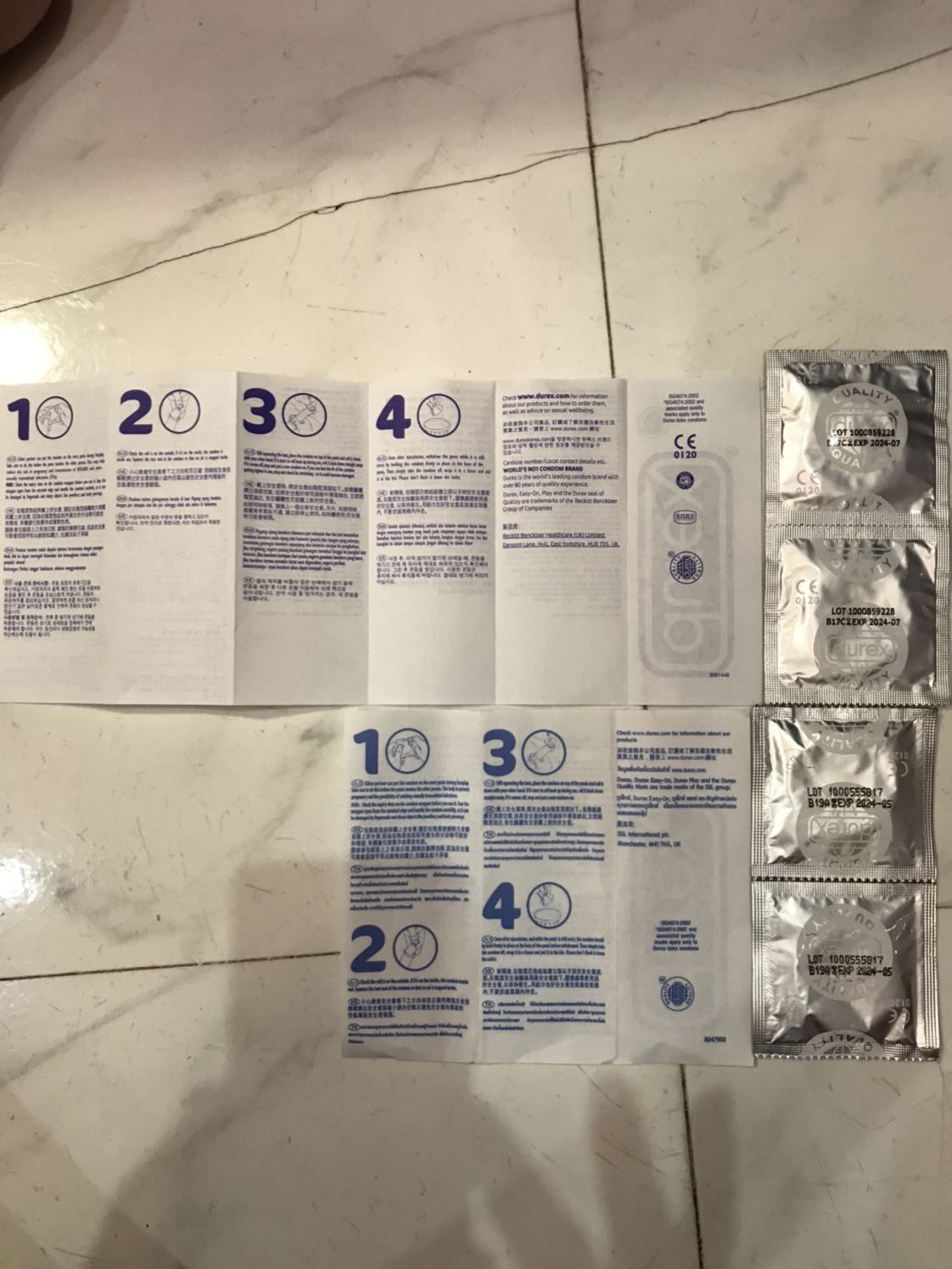 Sản phẩm tốt, sản phẩm chính hãng hộp 12 cái giá tầm 110k đến 120k là Ok.
Các bạn nên phân biệt đâu là hàng giả, đâu là hàng chính hãng như hình nha. Hàng giả chữ mời bên phải, màu nhoè, hàng giả chữ mờ, hướng dẫn sử dụng chữ mờ, giay gấp 3 hình vuông bên dưới ( giá 110k, mua tiki ) Sản phẩm tốt, sản phẩm chính hãng hộp 12 cái giá tầm 110k đến 120k là Ok.
Các bạn nên phân biệt đâu là hàng giả, đâu là hàng chính hãng như hình nha. Hàng giả chữ mời bên phải, màu nhoè, hàng giả chữ mờ, hướng dẫn sử dụng chữ mờ, giay gấp 3 hình vuông bên dưới ( giá 110k, mua tiki )