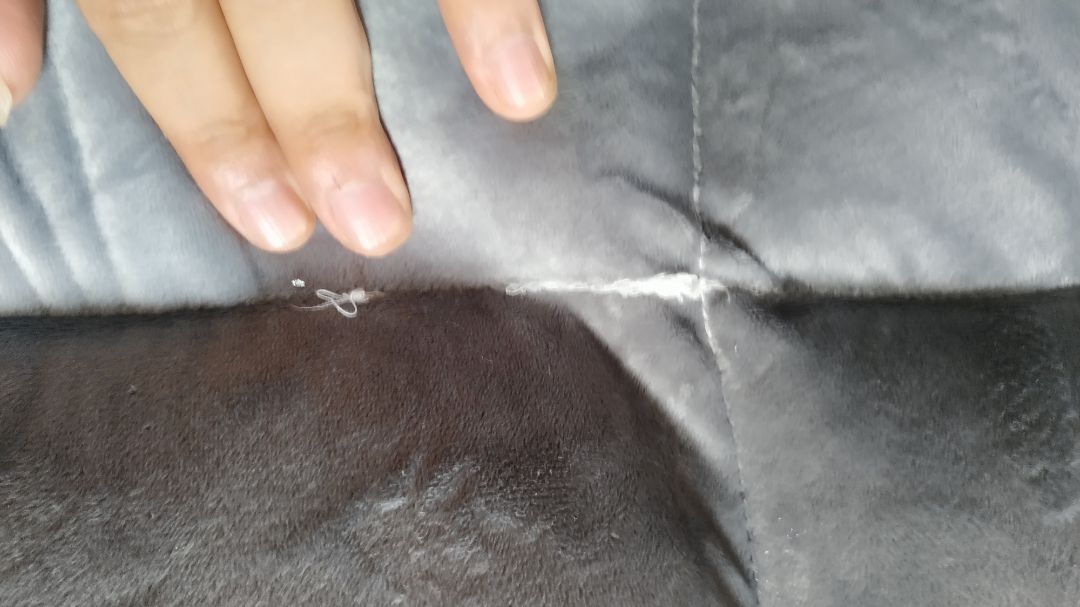 Đóng gói cẩn thận, giao hàng nhanh, chất lượng vỏ bọc nhung hoàn thiện quá kém, đường may cảm giác kô chắc chắn. Khi nhận hàng, 1 ghế bị thủng 1 vết nhỏ nên không ưng lắm. Điểm cộng là mút đệm dày. Mới dùng nên chưa biết độ bền khung thế nào.