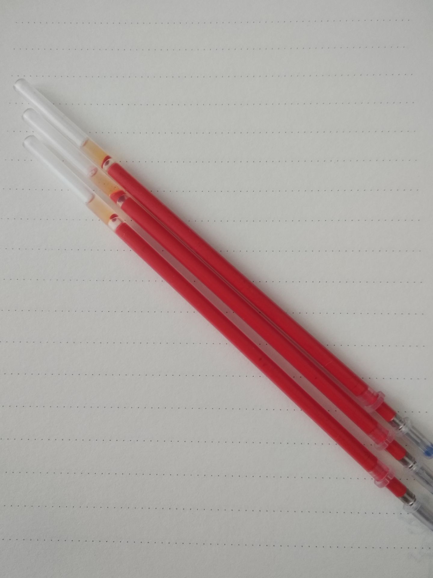 Bút mực viết ra rất đều đẹp, đầu bị trơn, mực đậm vừa đủ. Mỗi cây đều có nắp nhỏ đậy lại nên các bạn cứ yên tâm để dùng dần từ từ không sợ bút hư. Cứ thay ruột vải vỏ bút mình hay dùng thôi, khi nào vỏ bút cũ mới đi mua cây mới, như vậy đỡ thải ra môi trường lượng vỏ nhựa đó, rất là tốt luôn ấy. Các bạn học sinh, sinh viên nhu cầu viết bút nhiều mua bộ ruột bút này rất tiện lợi, tiết kiệm chi phí nữa. Chất lượng dịch vụ của tiki rất hài lòng nha.