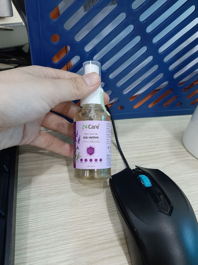 Hãng có nhiều mùi xịt lắm. Lần đầu mình mua thử xịt sả chanh, thấy oke nên mình mua thêm mấy mùi khác về dùng cho nhà vệ sinh, nhà bếp, phòng ngủ. Riêng mình ấn tượng nùi lavender, thơm, sang chảnh. Mình lúc nào cũng mang theo, mỗi lần mệt mệt xịt 1 phát thấy tỉnh hẳn, riết rồi thành nghiện. Chắc phải đặt thêm mấy chai về để dành sài qué. Chai 50ml nhỏ gọn, tiện đem theo lém. Yêu shop❤