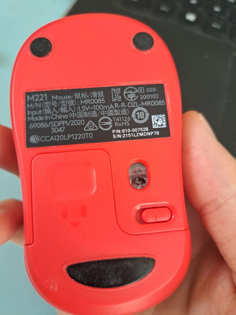 Mình đang dùng nó trong công việc, nhìn nhỏ gọn dễ thương lắm. Cơ mà ai tay hơi to thì hới khó cầm nắm vì dễ tuột tay. chuột bấm êm, mới đầu có hơi lạch cạch, giống như lỏng, nhưng dùng sau 1 tuần thì mình quen :) . Bạn nào làm trong môi trường yên tĩnh bấm con này đã lắm nha.