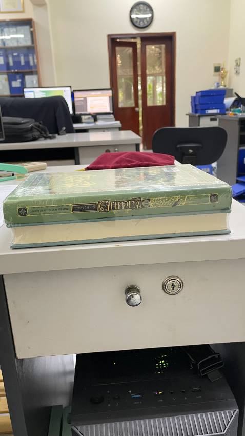 sách đẹp, mua dịp tết khuyến mại nhiều nên rất rẻ. sách này mình chưa đọc, nhưng có 1 người bạn nó là cả tuổi thơ của cậu ấy. nên mình mua cho con mình đọc. Mình đã từng xem phim mèo đi hia thấy ý nghĩa giáo dục rất lớn. mọi ng nên mua cho con đọc