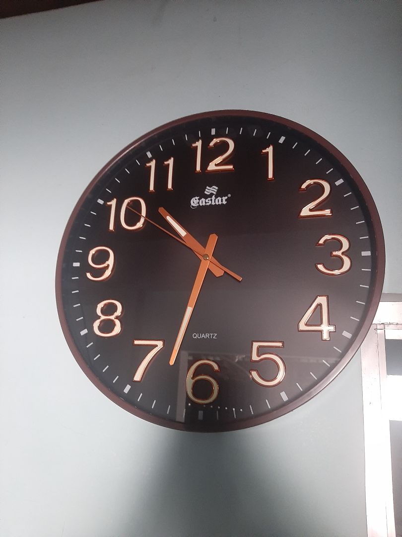 đồng hồ to nhìn rất rõ qua nay chạy chính xác so với điện thoại