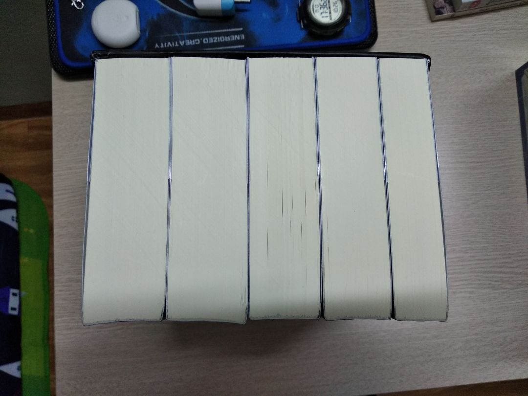 giấy tốt, thơm, các bạn đã xem phim thì cũng nên đọc truyện để thấy cái nhìn rộng hơn về các nhân vật, về câu chuyện. vận chuyển tốt nhưng có vẻ sách bảo quản ko tốt nên mặt sách bị xước xước, cx ko phải lỗi lớn lắm, mình cho qua được