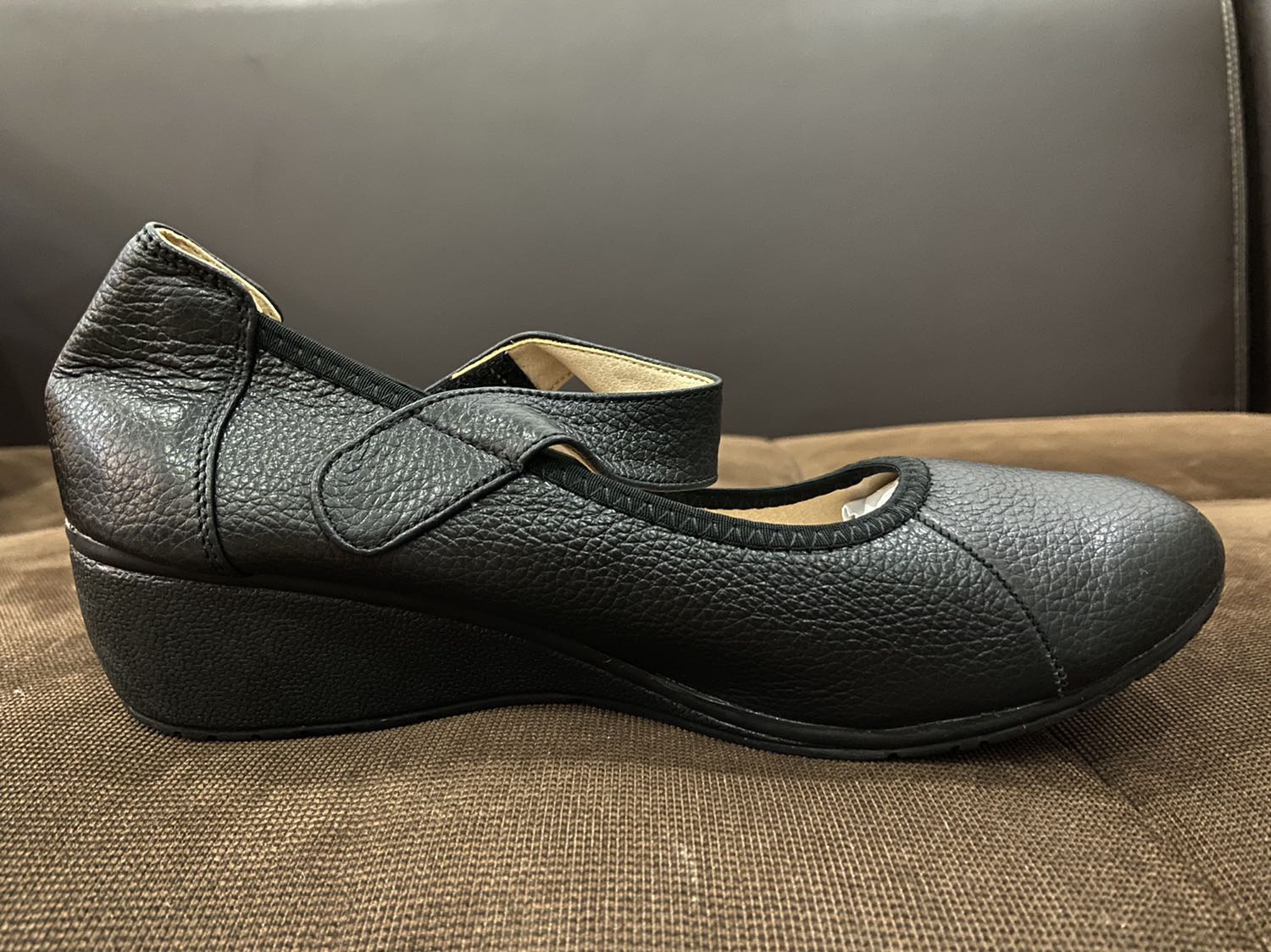 Thiết kế đẹp, chất liệu tốt, mềm mại, chắc chắn. Mang giày này rất tự tin. Giá hợp lý. Giày Việt Nam. Rất đáng mua.