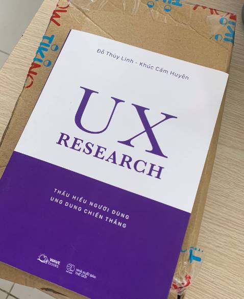 Dạo gần đây mình thấy lĩnh vực UX nói chung rất phát triển nên có tìm hiểu. Sau khi đọc UX Writing, thấy rất bổ ích thì lần này mình tiếp tục ủng hộ tác giả Khúc Cẩm Huyên. Sách có văn phong hiện đại, dễ hiểu, bố cục rõ ràng. Trong bốn phần của sách thì mình ấn tượng nhất là phần 2 TRỞ THÀNH UX RESEARCHER, BẠN CẦN GÌ? vì phần này chỉ ra được các các mẹo có thể áp dụng và các lỗi ux reseacher cần tránh. Nói tóm lại là mình thấy sách bổ ích, đáng mua đáng đọc.