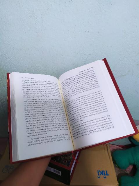 Hài lòng về trải nghiệm mua sách
- Về chất lượng: Sách bán theo combo đẹp, sang trọng. Khi nhận hàng hộp sách còn nguyên màng co bọc xung quanh chứ không bị rách nát hay lỗi gì. Về 2 quyển sách thì chất lượng tốt, mới nguyên, giấy đẹp và thơm :3
- Về giá cả: Mình săn được combo với giá giảm 50% khá hài lòng.
- Về vận chuyển: Mình chọn gói TikiNOW giao hàng nhanh 2-3h và còn được mã freeship TikiNOW 39k. Từ lúc đặt hàng đến lúc nhận hàng chỉ mất đúng 1 tiếng đồng hồ. TikiNOW đỉnh thực sự. Shipper thân thiện dễ thương.