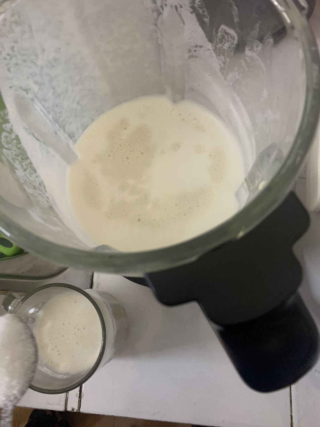 Máy đẹp, giao diện dễ dùng, xay rất mịn và êm. Thiết kế chắc chắn, lưỡi dao tốt và cốc thuỷ tinh dầy, máy có nhược điểm nhỏ là đế hơi nhẹ nên khi say sinh tố hơi rung. Mua đợt Tiki giảm giá 40% là quá đáng tiền.