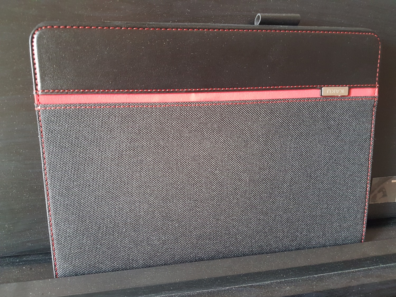 Sản phẩm được bọc lót rất tốt, nguyên hộp và còn có lớp nilon không khí bên ngoài để tránh bị va đập, móp méo. Lúc bóc hàng mình rất hàng lòng. Hàng hoàn thiện rất đẹp, vừa khít với iPad gen 6th 9.7" (2018) của mình, các lỗ khoét nút nguồn, âm lượng, camera đều rất đẹp và khớp. Màu sắc chuẩn, đẹp. Vỏ cover có nam châm và có chức năng tắt màn hình khi đóng cover, sáng màn hình khi mở cover. Có 2 rãnh để điều chỉnh tư thế đứng của màn hình. Thời gian giao hàng thì vẫn luôn trễ đúng theo tiêu chuẩn của Tiki thời gian gần đây.