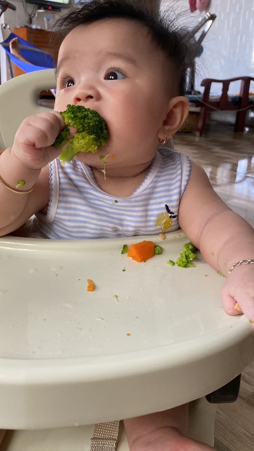 Ghế chắc chắn, bé ngồi ok, nhưng mặt bàn hơi nhỏ, ghế rất dễ vệ sinh, gấp gọn ok Ghế chắc chắn, bé ngồi ok, nhưng mặt bàn hơi nhỏ, ghế rất dễ vệ sinh, gấp gọn ok