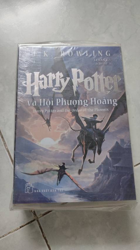 Sách mới,còn bọc nylon,nội dung thì khỏi phải bàn,được tặng kèm 1 cuốn sổ tay bé bé xinh xinh,hoàn toàn hài lòng