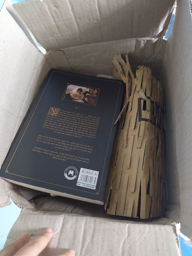 sách đẹp, bộ nguyên seal. mới tinh. chỉ có khâu đóng gói hàng là tệ thôi. rất sơ sài. ko chống xóc