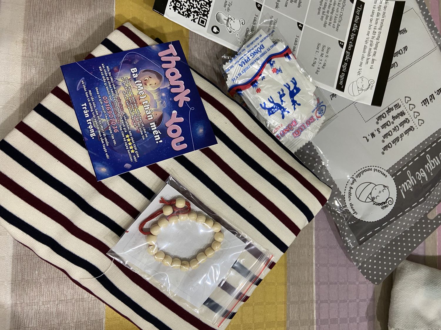 Mình nhận hàng sớm hơn dự kiến. Vải co dãn lắm nhưng có vẻ không đàn hồi lắm vì mình mới quấn 2,3 lần thì quấn chũn đã nhão ra rồi